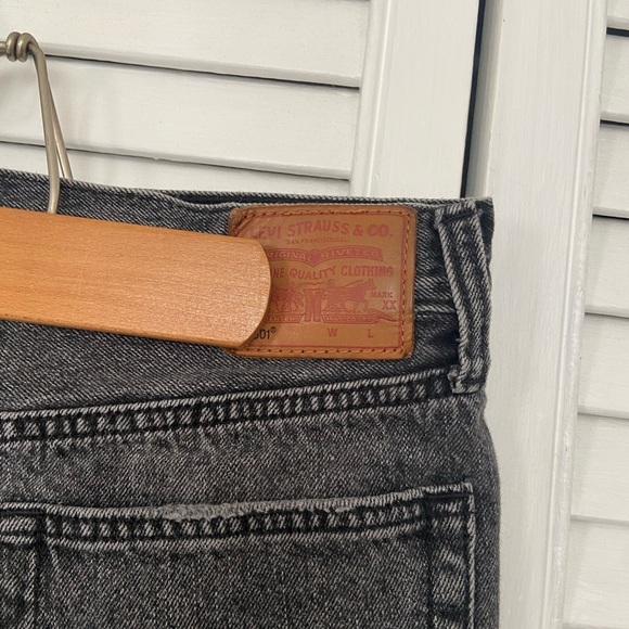 Levi’s jean shorts black wash size 28 - Picture 3 of 4